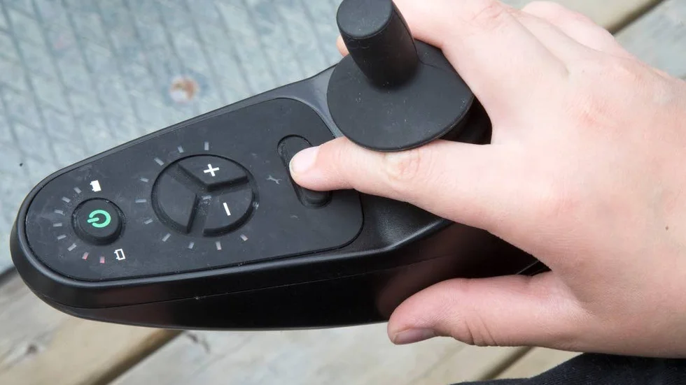 STYRMEDEL. Med en joystick och knappar kan Elvis själv köra och styra sin elrullstol.