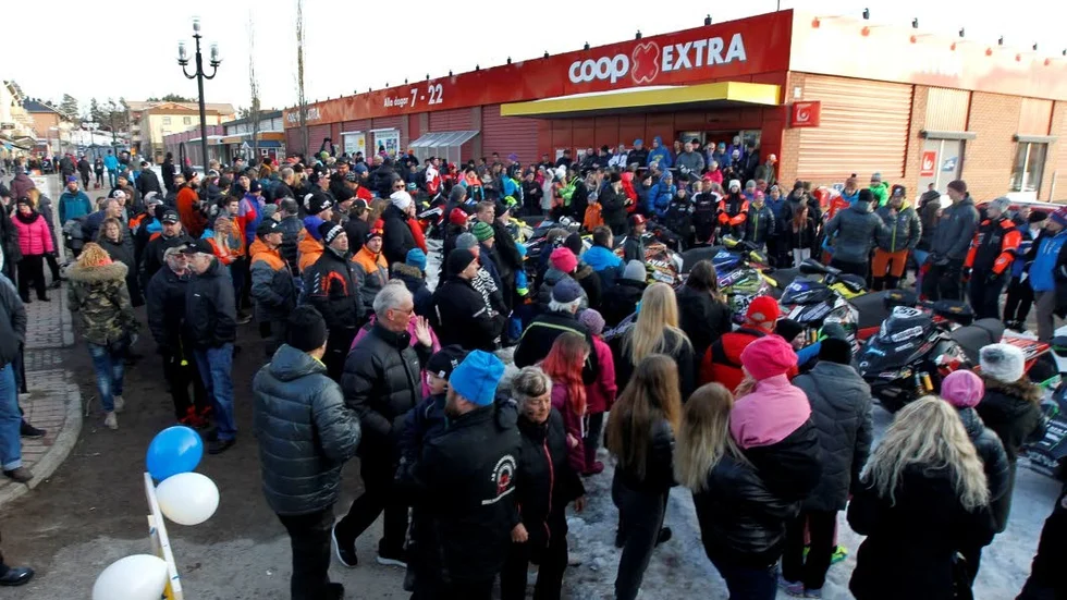 Folkfest. Det var riktigt mycket folk längs Storgatan under kortegen.