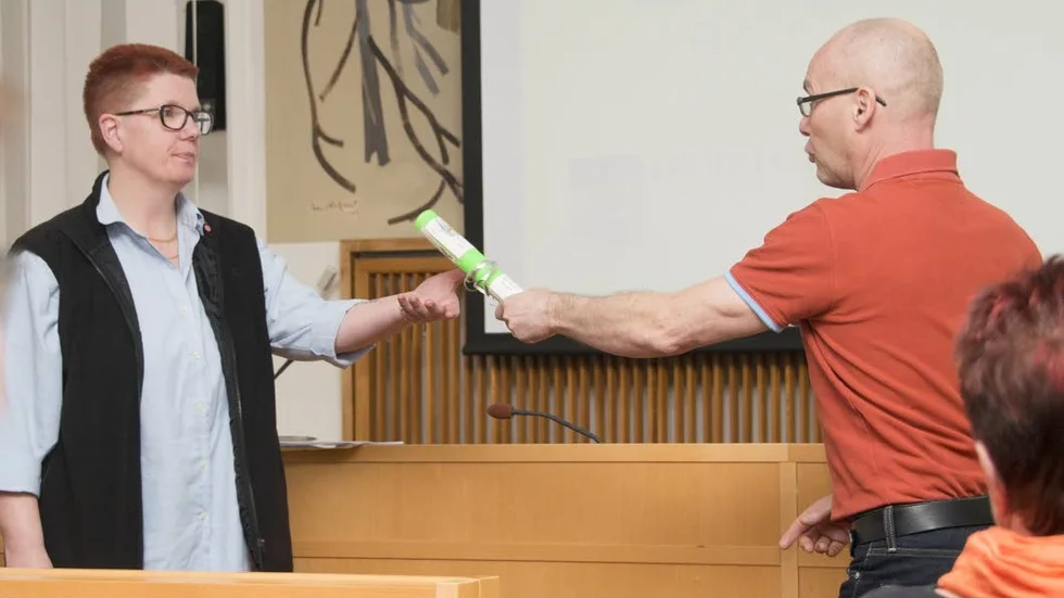 Stafettpinnen överlämnas. Under onsdagen presenterades den granskning av skolan som genomförts av konsultbolaget HRM Affärsutveckling. Efter avslutad presentation lämnade konsulten Jimmy Svensson över stafettpinnen till kommunalråd Lotta Åman (S).