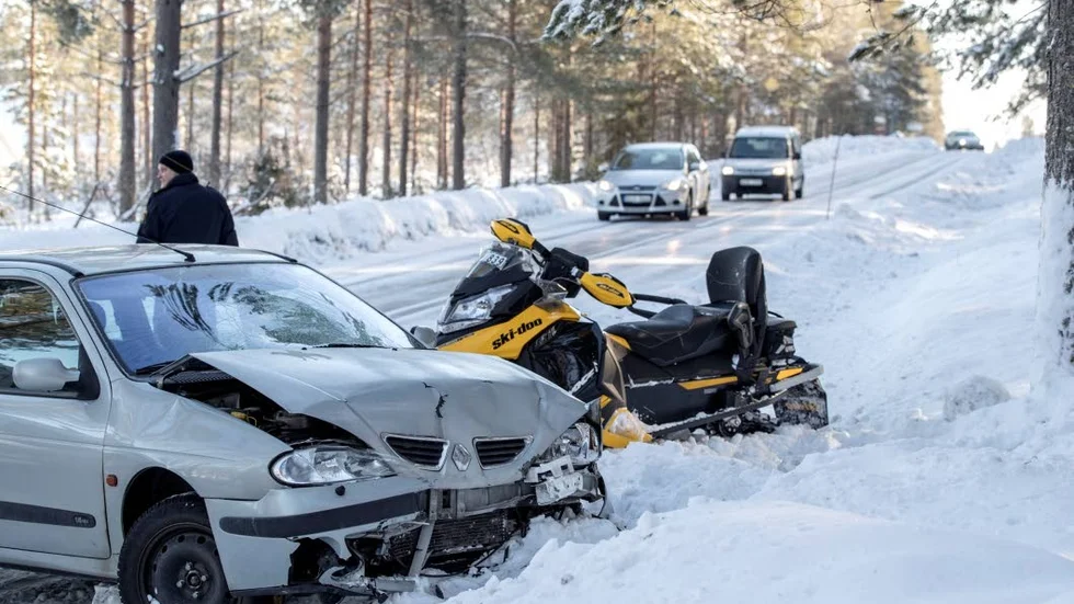 Föraren dömd. Två personer färdades på skotern och två i bilen. Nu döms skoterföraren för vårdslöshet i trafik. (Arkivbild)