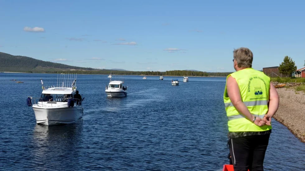 Pärlband. 17.00 måste alla båtar ha passerat en viss linje i hamnen för att få vara med och väga in eventuell fångst.