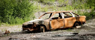 Skrotbilar och dumpat bråte upprör bybor