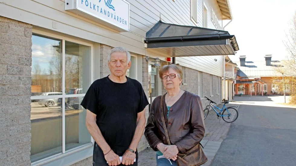 Missnöjda. PRO:s ordförande Gottner Eriksson och styrelsemedlemmen Birgitt E Granström hoppas att landstinget behåller vården centralt.