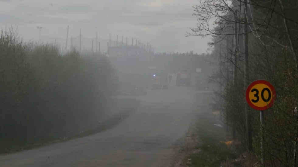 Rök. Branden uppe på Bredviksbergets återvinningsanläggning orsakar en del rök som inte är hälsosam att andas in.