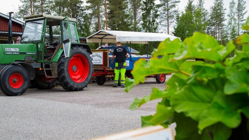 PÅ VÄG. Traktorn och vagnen förbereds inför safarit.