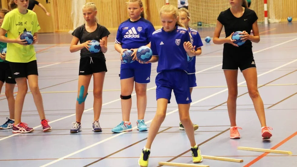 DRILLAS. Många olika träningsmoment ingår. Här testar Nora Johansson, Öjebyn,  ett moment.