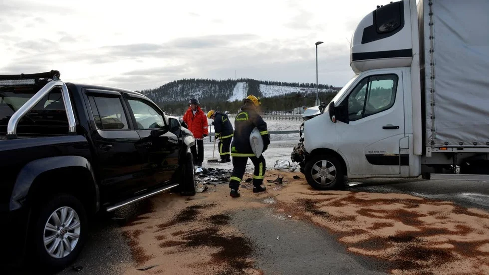 Räddningstjänsten sanerade bränsle som läckt ut på vägbanan.