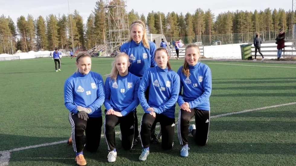 NYTT. Julia Hennström, med rutin från elitettan, bakom nya ungdomar i Storfors AIK:s division 1-lag, från vänster: Sanna Nyström, Emilia Olofsson, Emma Markström och Linnea Nilsson.