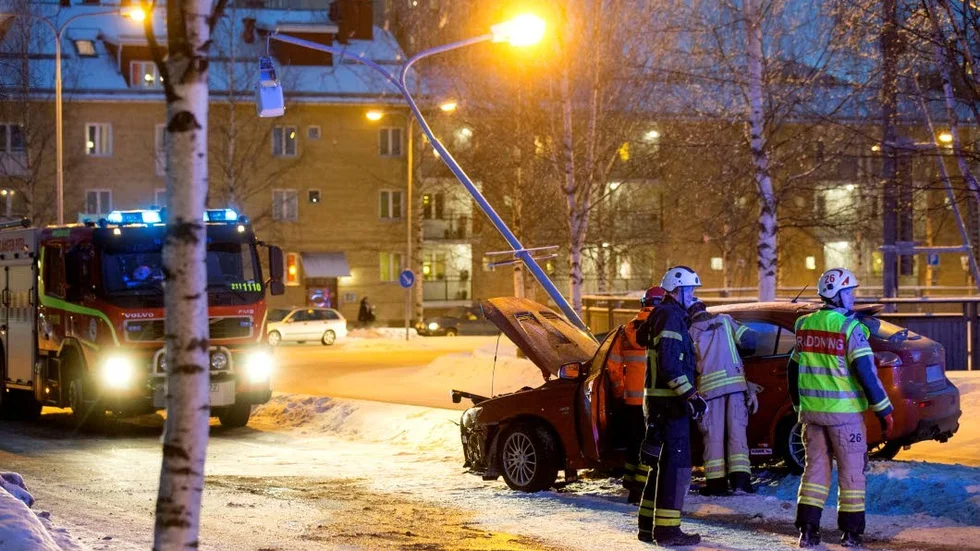 Krock. Föraren av en personbil skadades när han/hon körde på en lyktstolpe på  torsdagseftermiddagen. Detta på Bryggargatan i centrala Piteå.