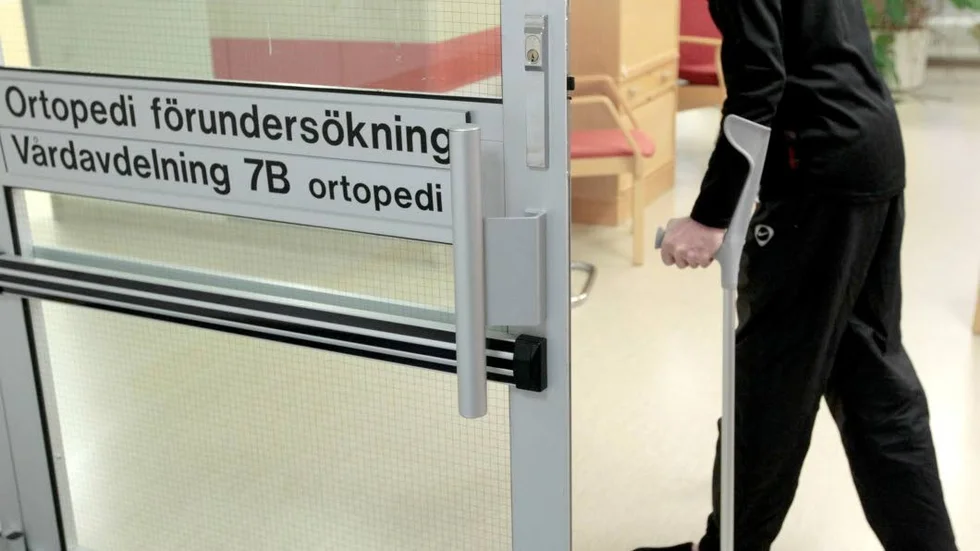 Hälsocentralen lade inte om såret korrekt efter knäoperationen på ortopeden i Piteå. Detta fick till följd att patienten fick en djup infektion och tvingades genomgå flera operationer och byta knä ytterligare en gång. (Personen på bilden har inget samband med artikeln).