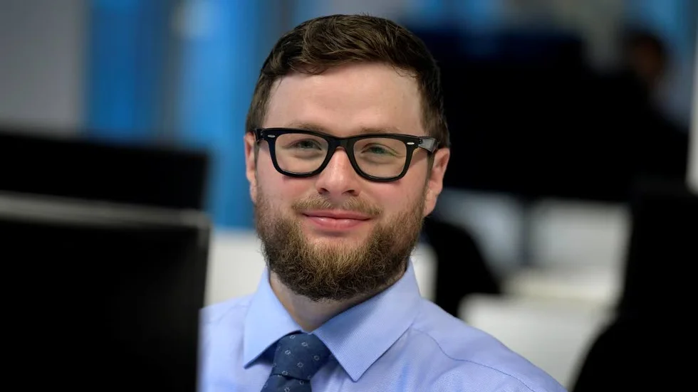 Prioritera det sociala - men se till att få jobbet gjort. Första tiden på nya jobbet är en fin balansgång. Reggie Gudmundsson är nyanställd som SEO-specialist på Aftonbladet.