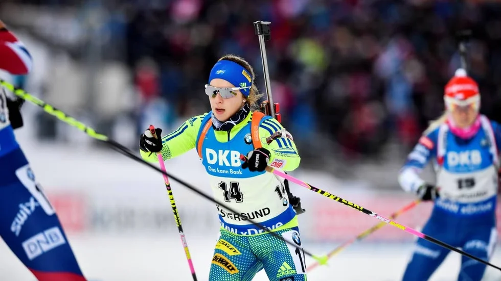 FÖRSTA MISSARNA. . Anna Magnusson som inte missat ett enda skott i de inledande två tävlingarna bommade fyra i jaktstarten.. (Arkivbild)