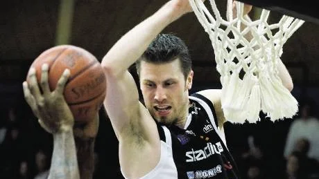 Mikael Lindquist var glödhet i Örebro och visade vägen med sju sköna trepoängare. Foto: Scanpix