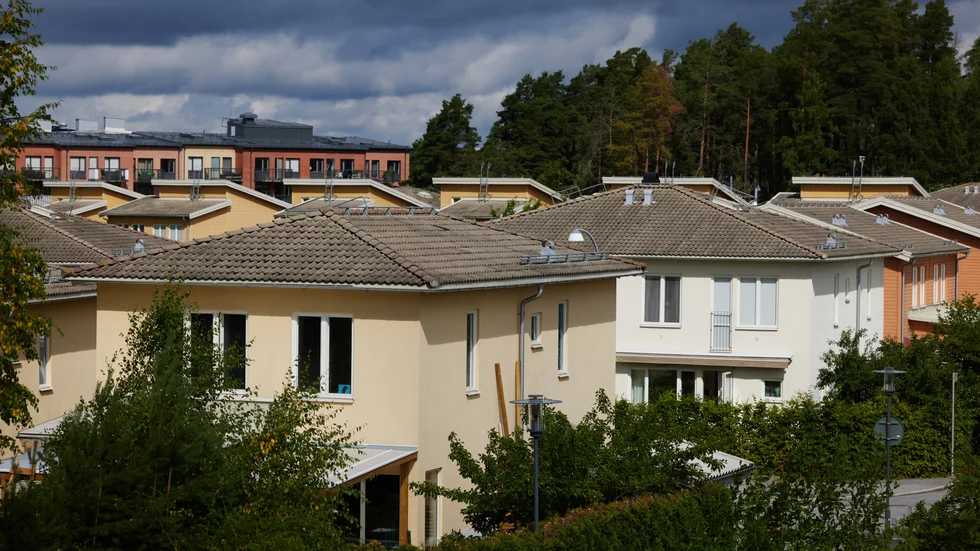 De mörka molnen tornar upp sig på bostadsmarknaden. Allt fler tror på fallande priser. Arkivbild.