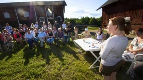 Annika Aatolainen berättade för intresserade och politiker om den verksamhet som Kolmårdens Hästsportförening bedriver.