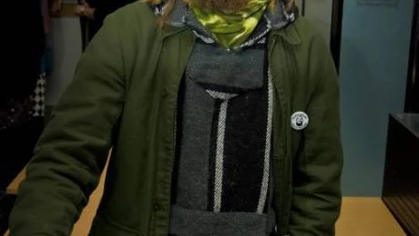 Emil Hjort har kommit ända från Örebro. - Kalle Baah är poesi, säger han. Gillar du det gamla eller nyare Kalle Bah mest? - Jag tycker de första tre skivorna är helt underbara, svarar han.