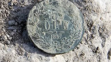 Ett mynt från 1867, alltså relativt sentida. Man har också hittat ett kopparmynt från 1676, som dock redan har överförts till säkert förvar.