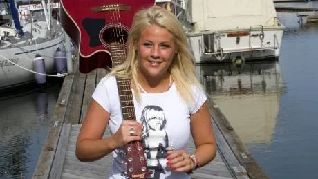 Idol-aktuella Camilla Håkansson på hemmaplan i Lindö med sin allra första stålsträngade gitarr. Foto: Anita Kjellberg
