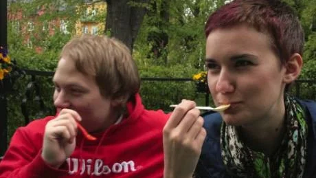Patrik och Matilda smakade saffranglass hos Halvars.