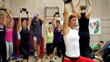 Inger Jelkne i vitt linne håller igång deltagarna under Maratonjympan i Skärblacka i lördags. Foto: Mats Jelkne