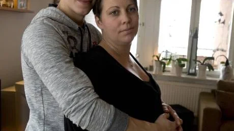 Livet går trots allt vidare. Joakim Fredriksson och Frida Gudjonsson har köpt hus och glädjer sig åt att bli föräldrar i januari. ?Vi har svetsats samman av det som hänt?, säger de. Joakim förlorade sin syster Charlotte i tsunamin 2004.
