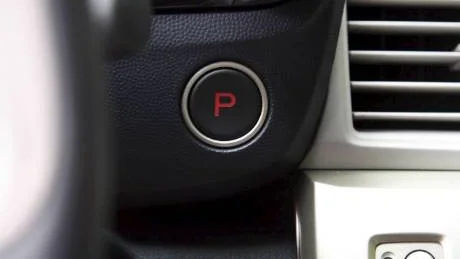 Startknappen längst ner, i mitten knappen till parkeringsbromsen och överst ett litet reglage för att välja om bilen ska gå framåt eller bakåt. Någon växelspak finns inte.