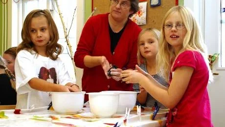 Julia Edvinsson, 9, ledaren Kristina Larsson, Linn Nyström, 7, och Erica Bäck-Johansson. ?Det här är roligare än att gå i skolan,? säger de allihopa.
