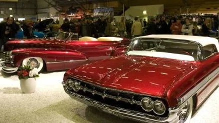 Den ena amerikanaren, mer fantastisk än den andra! Här är två av många gamla dollargrin, en Cadillac, till vänster, och en Oldsmobile, som renoverats upp till nyskick - eller bättre...