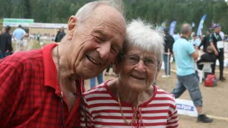 Här är det 179 år tillsammans. Rune Haraldsson och Astrid Andersson är två suveräna veteraner, från NAIS OK, som fixade var sin totalseger vid O-ringen, Rune sin första någonsin nu H 90, medan Astrid har cirka 15 totalt.
Foto:Nils Sjödin