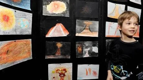 - Eftersom utställningens tema bland annat var Big Bang, har vi ritat teckningar som visar hur det kanske såg ut den gången, berättar eleven Joel Sjödin och visar en del av teckningarna.