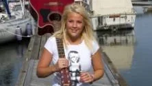 Idol-aktuella Camilla Håkansson på hemmaplan i Lindö med sin allra första stålsträngade gitarr. Foto: Anita Kjellberg