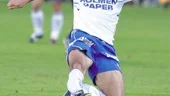 Jojje Karatanasis fick IFK:s stora chans i den andra halvleken, men som ni kan se stördes mittfältaren av en försvarande Hammarby-back (Mikael Hellström) i skottögonblicket. I stället blev det ett halvhjärtat avslut som gästernas målvakt Ante Kovic kunde reda ut.
FOTO: ROBERT SVENSSON