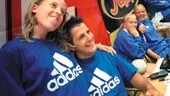 Här bjuds Sophie Hedberg från Tumba på en av handbollens världsstjärna Ljubomir Vranjes. Fler var intresserade, kan vi avslöja.
FOTO: NICLAS SANDBERG