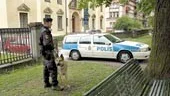 Ett stort polisuppbåd bevakade tingshuset i Norrköping när rättegången inleddes mot fem personer med anknytning till Top Side MC. Här kontrolleras med hund infarten till gården där de häktade förs in i tingshuset.
FOTO: ANITA KJELLBERG