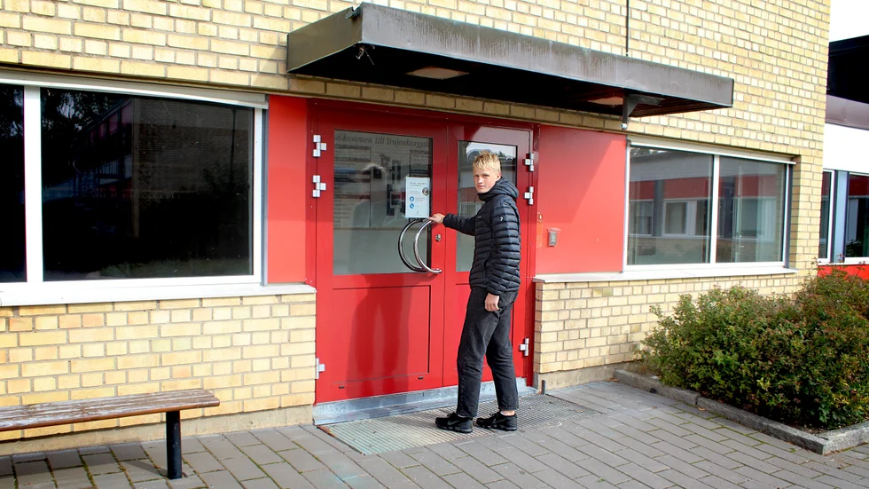Det var här i Trojenborgsskolan i Skänninge som Felix Lind, 18, skulle rösta för första gången. Enligt röstmottagaren var hans namn i listan redan avprickat.