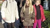 Elisabeth, Josefine och Emely Webemark har besökt mammas mormor och morfars grav, Lena och Marie Webemark samt Ingrid Nielsen mormor och morfars grav på Matteus kyrkogård. Med vid besöket var även Ingrids man Bent Nielsen.
FOTO: JANNE FORSBY