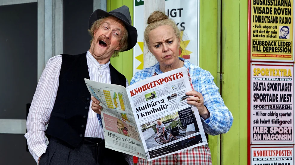 Åsa-Nisse (Mikael Riesebeck) och Eulalia (Annika Andersson) lämnar Knohult och ger sig ut på en resa in i framtiden i komedin "Alla tiders Åsa-Nisse", som stannar till i länet i slutet av november.