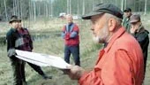 Nu kan Allan Jacobsson visa för de andra medlemmarna i föreningen Skog och ungdom hur ljust och fint det blivit sedan man röjt i skogen. I lördags var det premiärguidning i Magnehults naturreservat.
FOTO: GUNNAR JOHANSSON