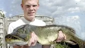 Tommy Svensson med den gädda på 7,7 kg som han i början på veckan drog upp i Dovern.	
FOTO: TITTI OLOVSSON