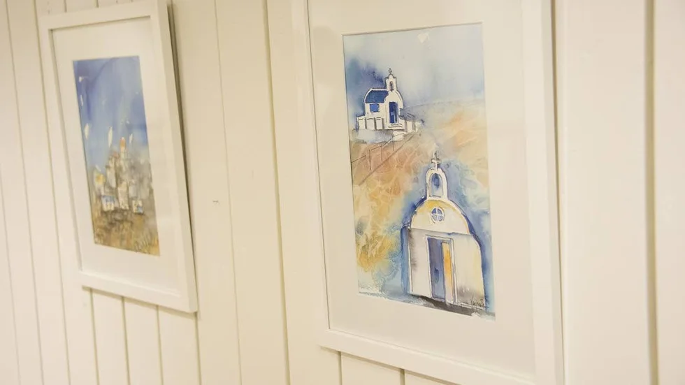 Rhodos-inspirerat. "Vi åker till Rhodos i maj varje år, så det blir mycket ljusa pasteller, mycket vatten i förgrunden. Det här är Limanaki, det är många trappor upp till en kyrka som vi besöker varje gång vi är där", säger Kaijsa Pettersson.