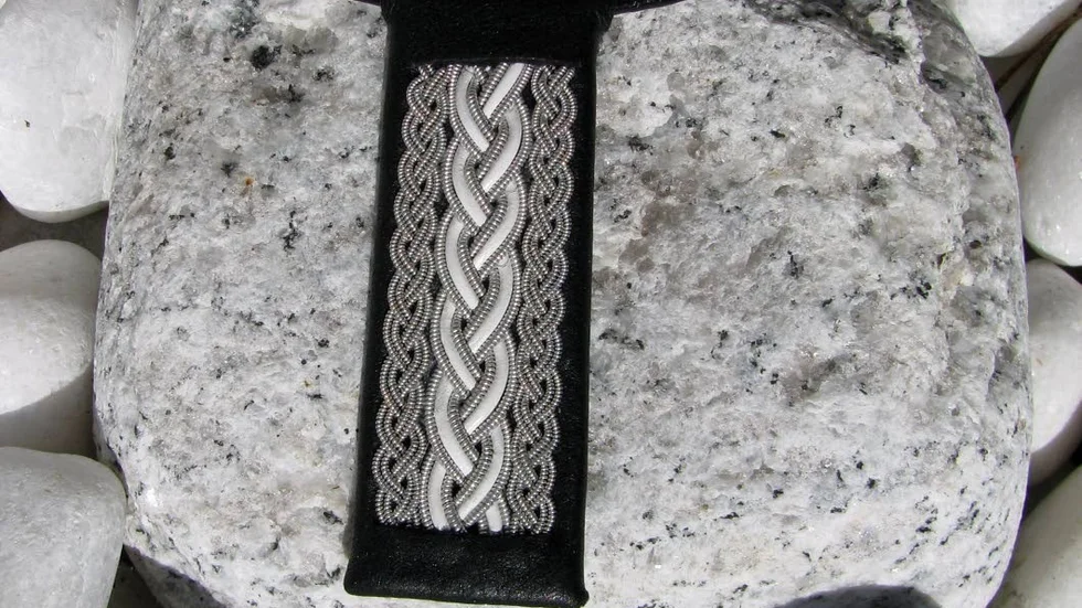 Hänge. Halsband med läderrem och lås i silver. 300 kronor, Disigninglin.com.