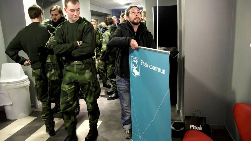 Hissar Piteå. Johan Brunström hissar Piteås roll-upp – på onsdagen arrangerade kommunen ett rekryteringsmöte vid F21.