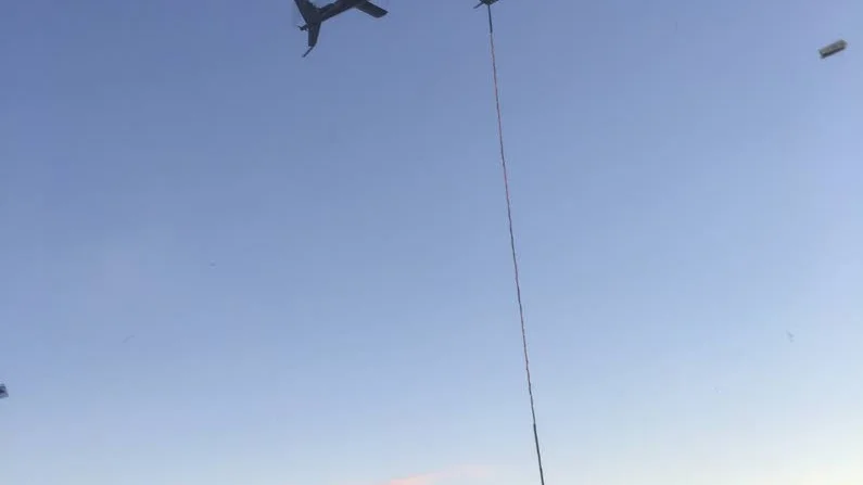 Lyft. Mats Widgren, Alpine Helikopter, lyfter ­haveridelar. Arbetsdagarna har rättats efter dagsljuset, och jägarbataljonen, som bar säkerhetsansvaret, har varit först in och sist ut på haveriplats­en varje dag. ”Helikoptrarna hade svårt att flyga i mörker så det var viktigt att inte bli fast på fjäll­et”, säger Olofsson.