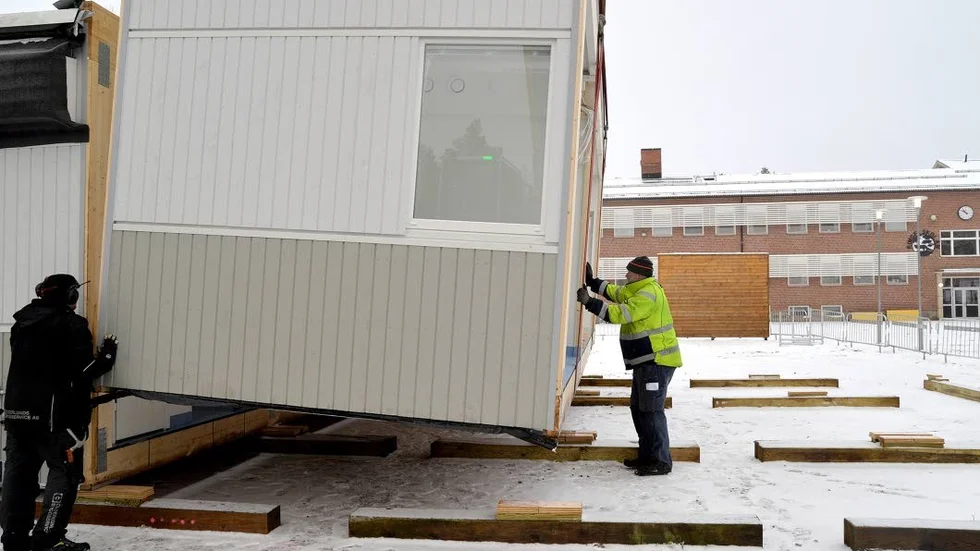 Tillfällig lösning. En arbetsgrupp har tillsatts för att få fram en långsiktig lösning för Tallbackaskolan, men efter jul sätt den tillfälliga lösningen i verket då två klasser flyttar in i här.