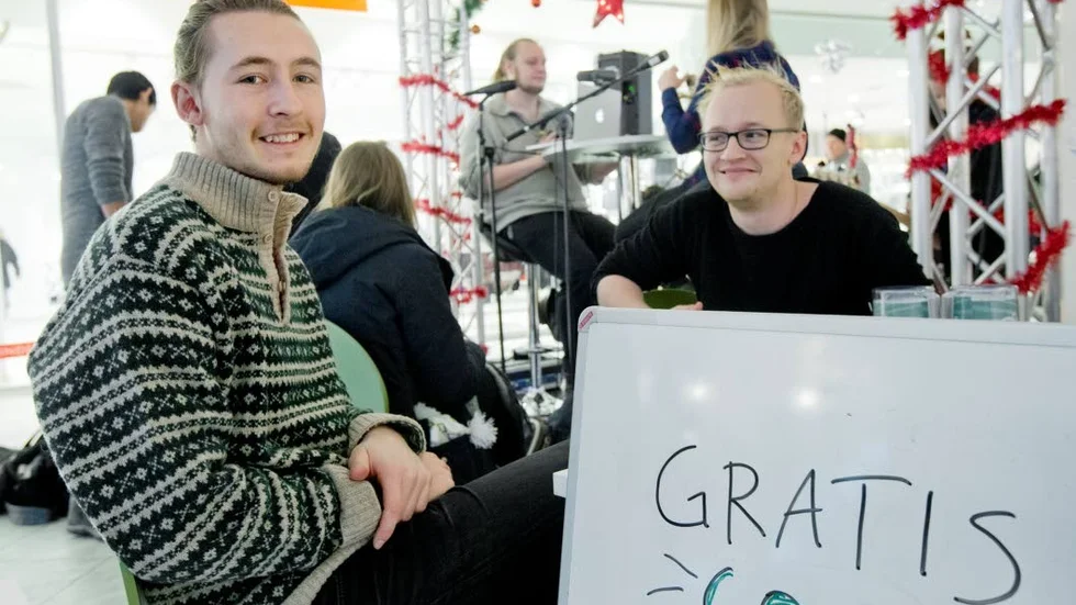 Niclas Åkerström och Johan Ågren tog emot låtönskningar och bidrag till katastrofförebyggande åtgärder.