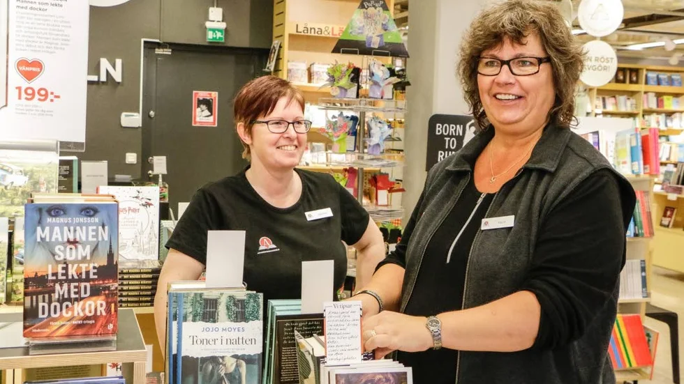 Frågande. Jessica Landberg och Karin Sandberg, Akademibokhandeln,  har än så länge ingenting att sälja av Bob Dylan.