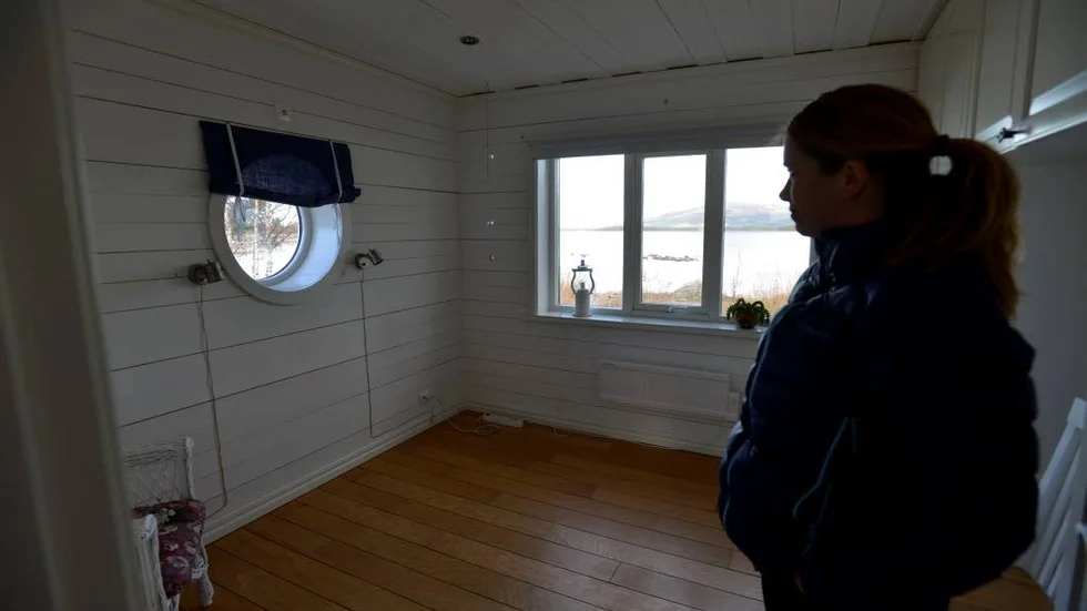 Nybyggt men tomt. Caroline Torfve visar runt i pråmen som står övergiven sedan nästan tre år tillbaka. ”Vi har tagit med oss nästan alla möbler härifrån, vi vill inte vara här när allt är som det är.”