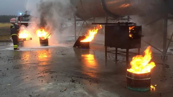 Foten kvar. Helt utan brandsläckning blir han inte. Eld. Martin Nilsson jobbar som räddningsansvarig på flygplatsen i Arvidsjaur. Här övar man släckning på flygfältet.