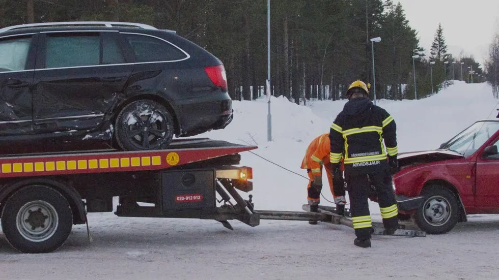 Smäll. Vänstra sidan på den svarta bilen blev illa tilltygad.