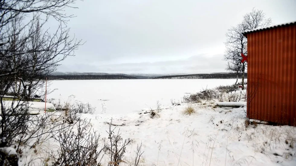 Platsen där mannen sist sågs. Här finns båtar, ett båthus och en bakval.